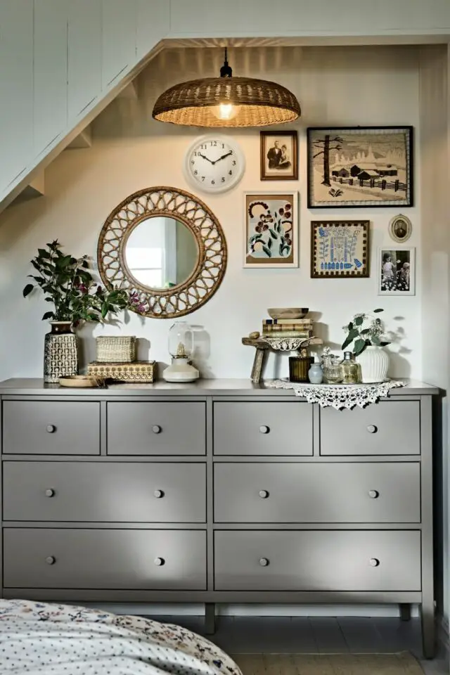 décoration chambre parentale style cottage mansarde sous les combles commode grise avec tiroirs galerie murale avec miroir vintage en rotin décoration chambre parentale style cottage mansarde sous les combles commode grise avec tiroirs galerie murale avec miroir vintage en rotin