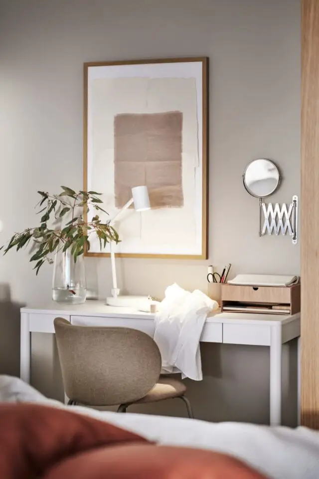 aménagement chambre adulte IKEA petit bureau pour travailler au calme modèle blanc avec chaise de bureau beige aménagement chambre adulte IKEA petit bureau pour travailler au calme modèle blanc avec chaise de bureau beige