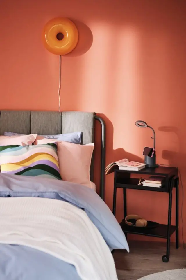 décoration chambre moderne IKEA style néo-vintage lit avec tête de lit matelassée applique murale Donut orange inspiré des années 70 décoration chambre moderne IKEA style néo-vintage lit avec tête de lit matelassée applique murale Donut orange inspiré des années 70