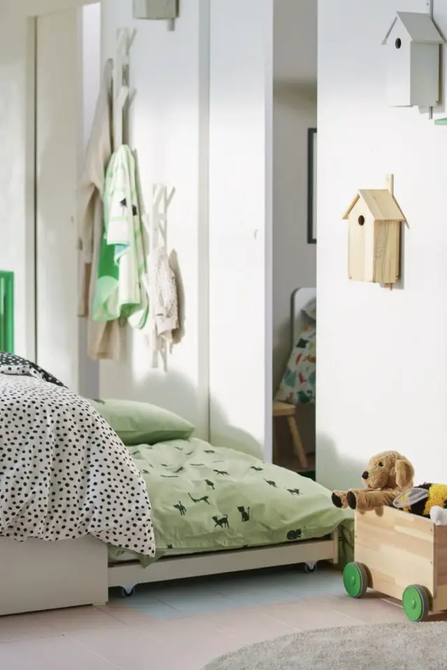 Chambre parentale partagée avec bébé lit IKEA avec tiroir matelas près du sol co-dodo Chambre parentale partagée avec bébé lit IKEA avec tiroir matelas près du sol co-dodo