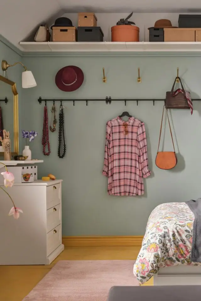 idée rangement chambre IKEA pas cher solution barre murale avec crochet et étagères près du plafond idéal petit budget idée rangement chambre IKEA pas cher solution barre murale avec crochet et étagères près du plafond idéal petit budget