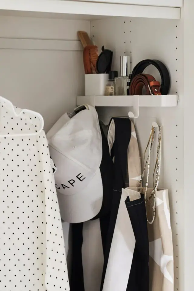 astuce rangement gain de place armoire petit accessoire à fixer avec crochets et bac de rangement chambre adulte IKEA astuce rangement gain de place armoire petit accessoire à fixer avec crochets et bac de rangement chambre adulte IKEA