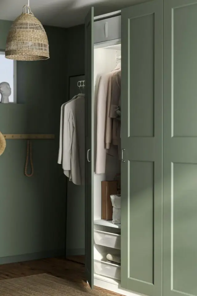 dressing élégant moderne et chic vert sauge aménagement chambre parentale IKEA ambiance nature dressing élégant moderne et chic vert sauge aménagement chambre parentale IKEA ambiance nature