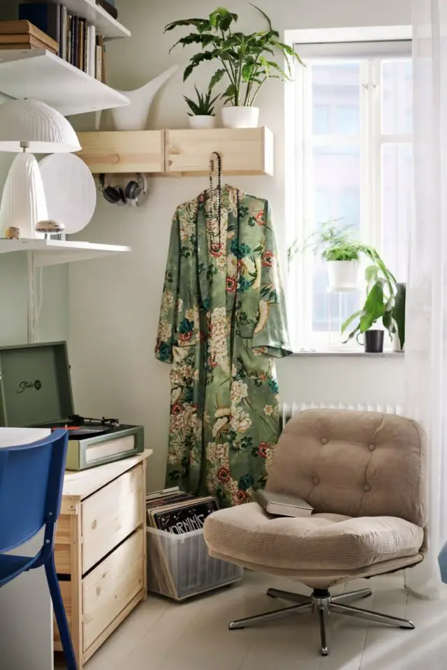 coin lecture repos détence chambre à coucher IKEA fauteuil pivotant en velours beige petits rangements d'appoint pas cher idée facile à copier appartement coin lecture repos détence chambre à coucher IKEA fauteuil pivotant en velours beige petits rangements d'appoint pas cher idée facile à copier appartement