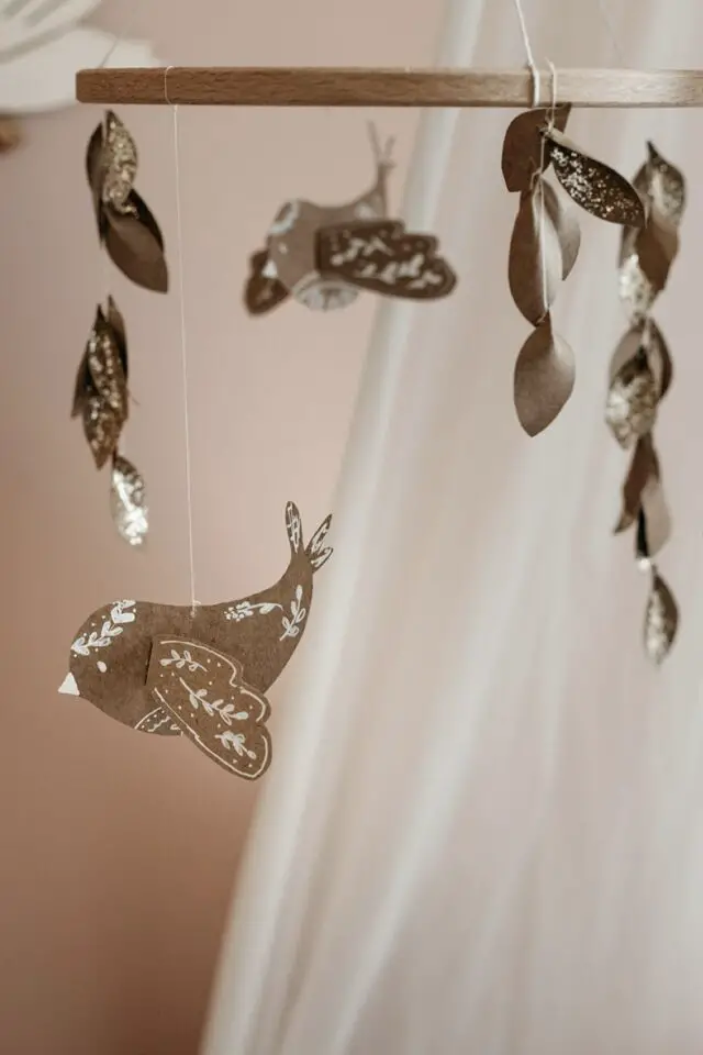 idée DIY chambre de bébé enfant mobile oiseau en papier cartonné Kraft paillettes et feutre blanc bricolage idée DIY chambre de bébé enfant mobile oiseau en papier cartonné Kraft paillettes et feutre blanc bricolage