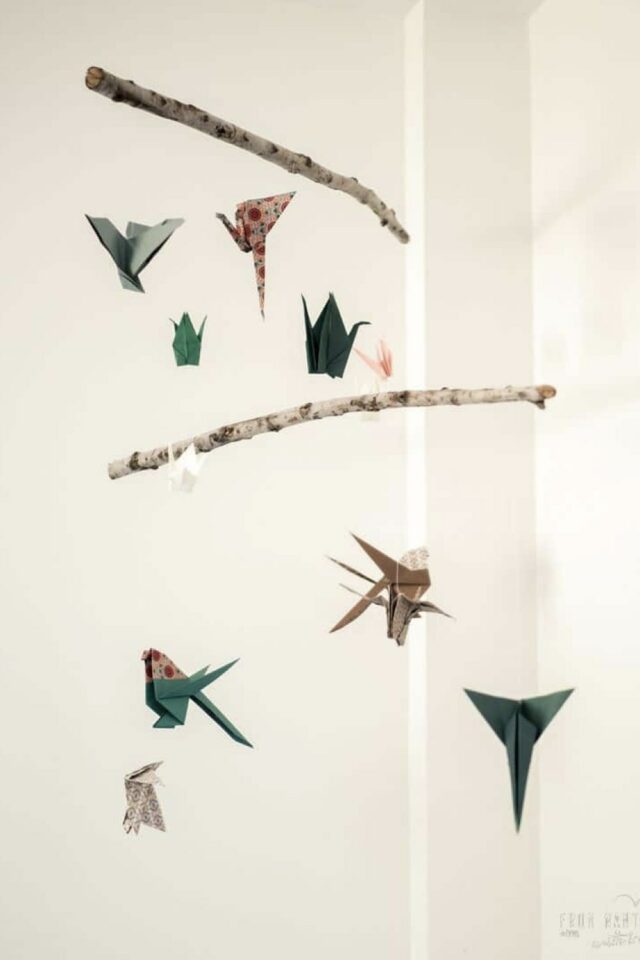 chambre bébé DIY décoration fait main mobile origami oiseau pliage papier récup branche d'arbre idée pas cher chambre bébé DIY décoration fait main mobile origami oiseau pliage papier récup branche d'arbre idée pas cher