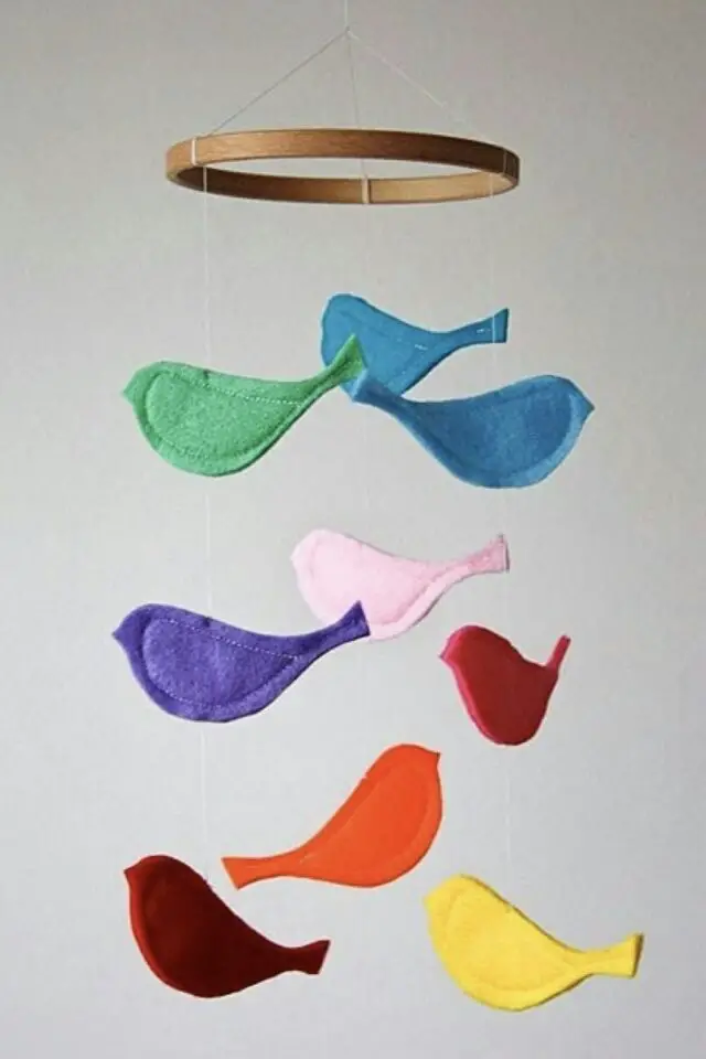 DIY facile chambre bébé déco à faire soi-même mobile oiseau en feutrine colorée DIY facile chambre bébé déco à faire soi-même mobile oiseau en feutrine colorée