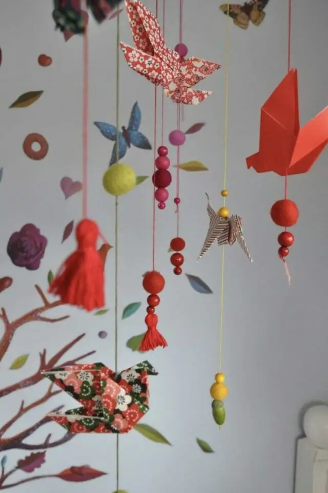 origami oiseau en papier DIY créer mobile déco à suspendre chambre de bébé idée colorée et moderne origami oiseau en papier DIY créer mobile déco à suspendre chambre de bébé idée colorée et moderne