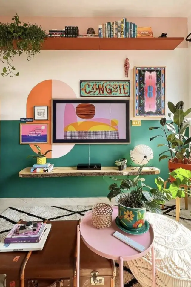 idée peinture mur télévision salon couleur peinture originale soubassement vert motif ovale rose et orange tablette en bois rectangle rose au dessus étagère plantes d'intérieur 