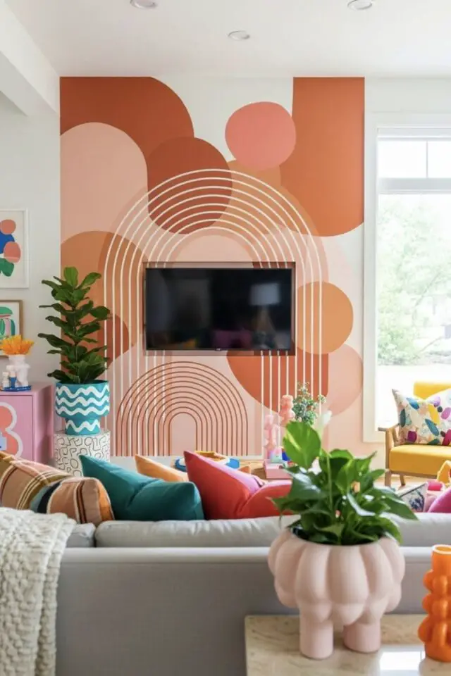 pan de mur dans le salon à côté de la baie vitrée télévision murale papier peint couleur chaude arches colorées idée moderne et chaleureuse 