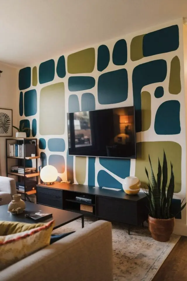 mur TV original accent salon peinture formes organiques bleu et vert à faire soi-même fond blanc 