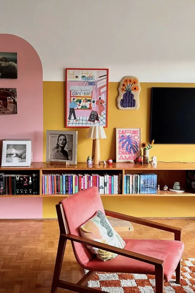 mur accent salon color block moderne soubassement jaune et rectangle angle arrondi rose meuble rangement mural et affiche encadrée dopamine décor 