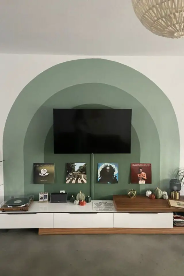 peinture salon séjour mur accent derrière écran télé arche plusieurs nuances de vert meuble blanc intérieur moderne et lumineux 
