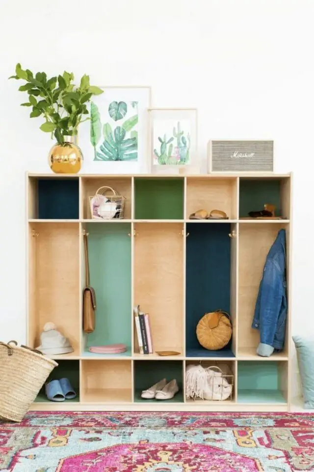 meuble en bois contreplaqué à réaliser soi-même organisation entrée maison appartement familial touche de couleur 