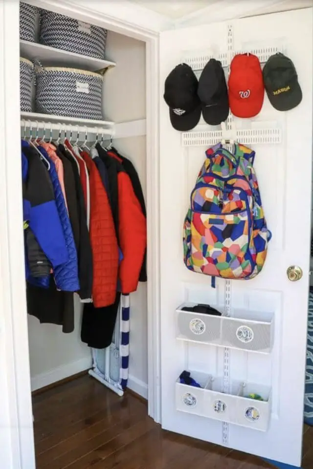 organiser placard entrée familiale étagères penderie manteau crémaillère posée sur la porte pour suspendre sac d'école casquette et accessoire 