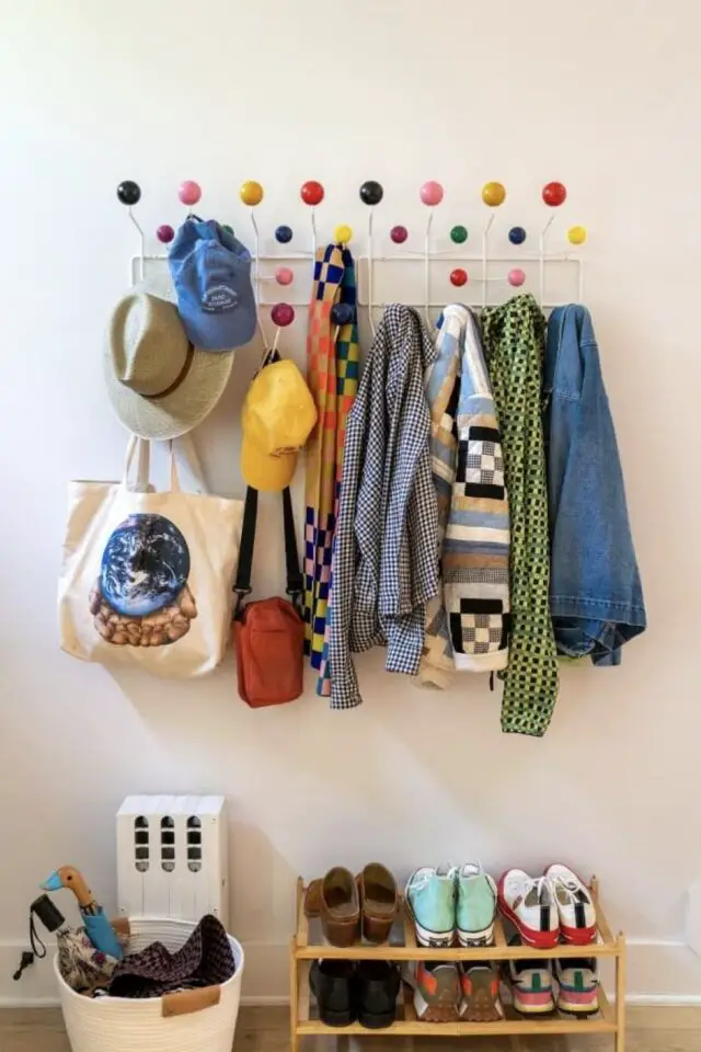 petite entrée appartement familial patère porte-manteau mural design et coloré mini banc à chaussures en pin panier pour les chapeaux et les parapluies