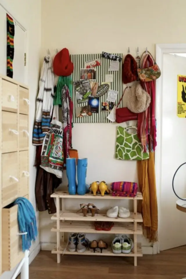 petite entrée familiale appartement crochets muraux moodboard DIY à rayures banc chaussures en bois et petit meuble à casier astuce peu encombrante 