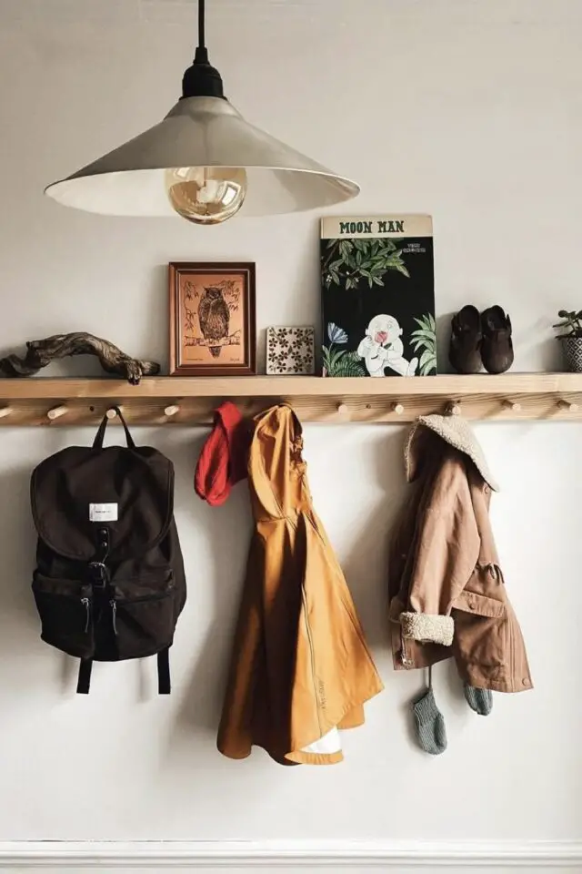 idée facile entrée rangement affaires manteau sac patère murale avec étagère à hauteur d'enfant 