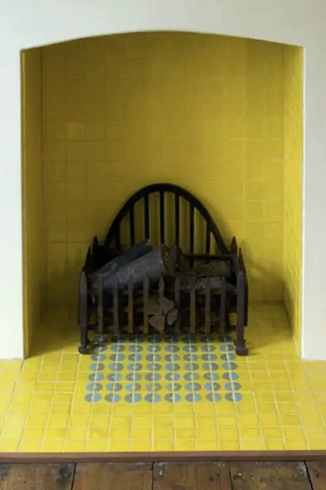 relooking cheminée bricolage d'été carrelage sol jaune idée déco 