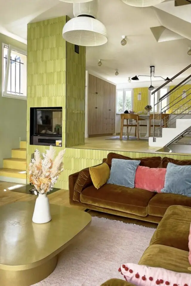 salon séjour ouvert vintage rétro cheminée carrelée séparation avec la cuisine demi-étage architecture intérieur carrelage vert 