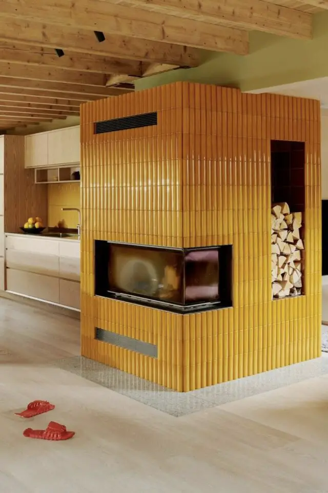 grande cheminée relookée carrelage jaune idée déco salon séjour avec poutre au plafond 