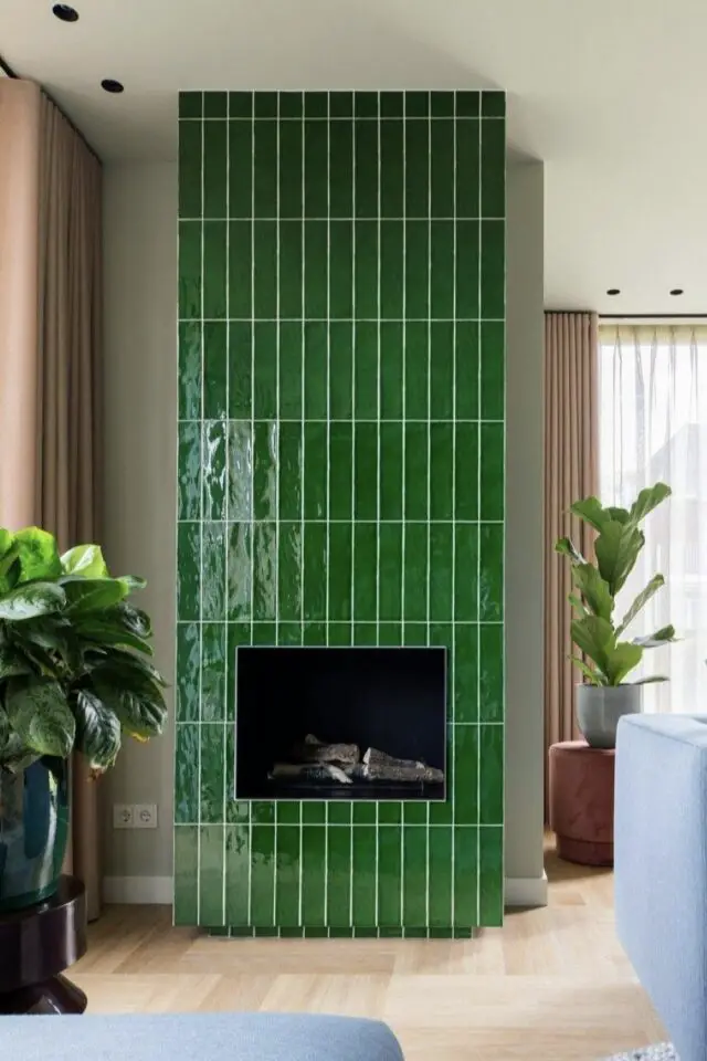 cheminée relookée avec du carrelage métro vert émeraude décoration salon moderne 