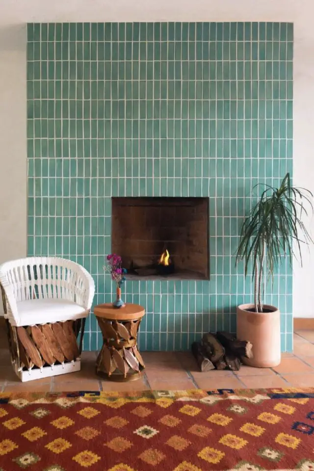 idée décoration salon touche de couleur relooking cheminée avec du carrelage couleur turquoise ambiance vacances 