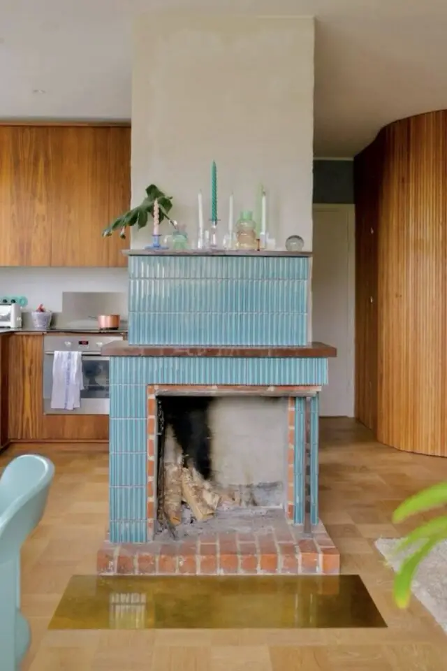 tessel carrelage bleu relooking cheminée entre plusieurs espaces ouverts idée rétro vintage 