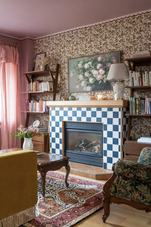 salon ambiance granny chic papier peint vintage cheminée relookée carrelage bleu et blanc effet carreaux damier 