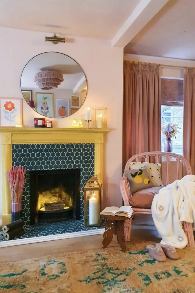 relooking cheminée avec du carrelage motif hexagonal vert manteau peint en jaune salon séjour touche de couleur 