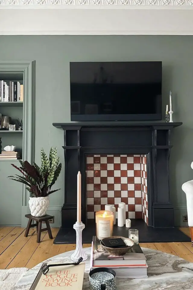 cheminée condamnée salon décoration chic et moderne carrelage damier marron et blanc 