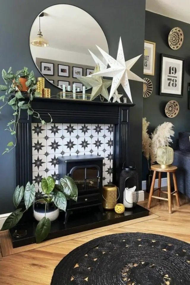 relooking cheminée transformation avec poêle çà bois et carreaux de ciment motif étoile grise sur fond blanc 