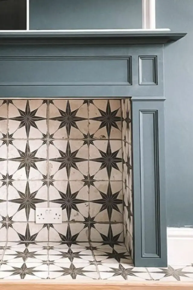 cheminée condamnée décoration mix peinture et carreaux de ciment relooking à faire soi-même 