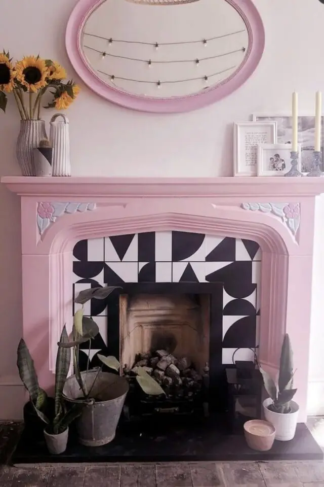 salon décoration intérieure cheminée peinture manteau rose foyer carrelage noir et blanc motifs graphiques 