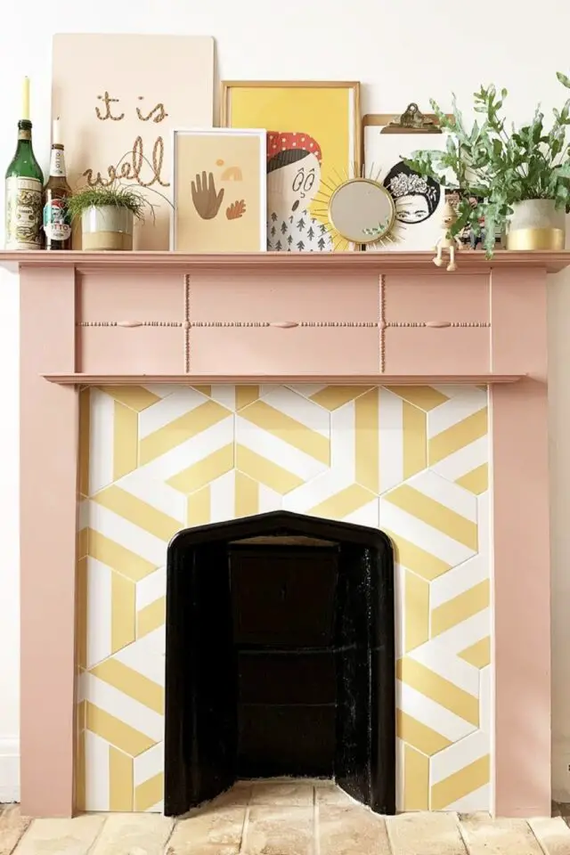 cheminée colorée relooking carrelage palette de couleur jaune blanc corail ambiance pastel 