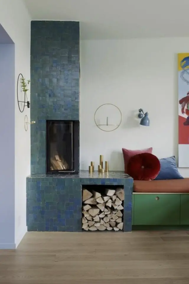petite cheminée carrelage angle du salon continuité banquette rangement bois carrelage bleu grisé 