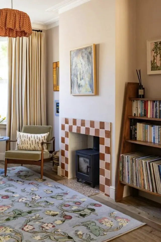 rénovation maison salon manteau de cheminée en carrelage effet damier écru et marron idée facile 