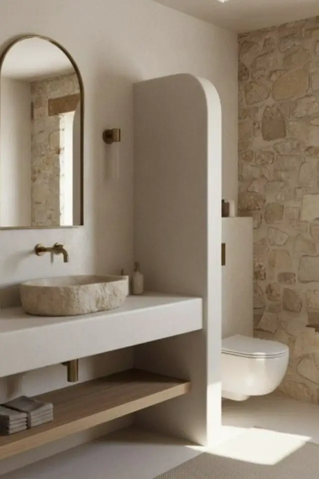salle de bain moderne toilettes séparés par un mur arrondi cloison partielle ambiance méditerranéenne sobre pierre beige salle de bain moderne toilettes séparés par un mur arrondi cloison partielle ambiance méditerranéenne sobre pierre beige