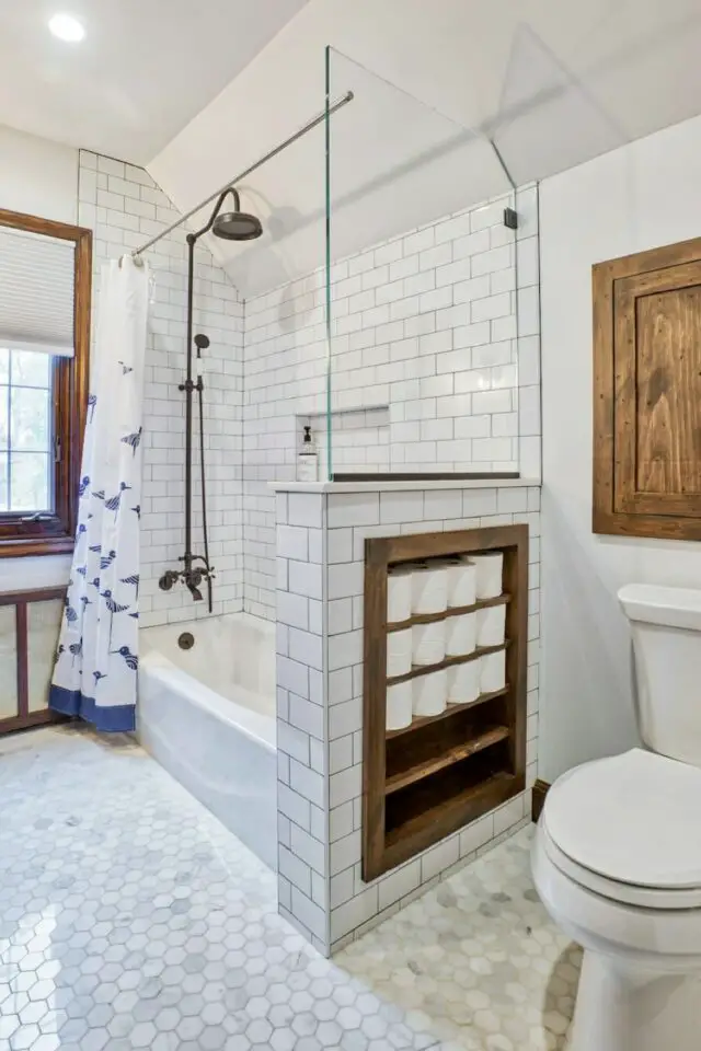 cabinet de toilettes séparé dans la salle de bain muret carrelé avec espace de rangement en bois et parois en verre cabinet de toilettes séparé dans la salle de bain muret carrelé avec espace de rangement en bois et parois en verre