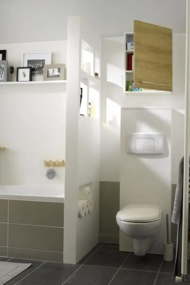 rénovation salle de bain avec toilettes solution pour séparer les espaces et conserver de l'intimité mur ajouré contre la baignoire rénovation salle de bain avec toilettes solution pour séparer les espaces et conserver de l'intimité mur ajouré contre la baignoire