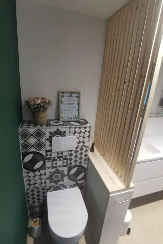 petite salle de bain moderne avec toilettes meuble rangement et claustra bois petite salle de bain moderne avec toilettes meuble rangement et claustra bois