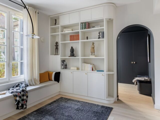 bibliothèque conçue sur mesure pan de mur du sol au plafond avec banquette sous la fenêtre aménagement coin lecture appartement architecte d'intérieur Mathilde Cave 
