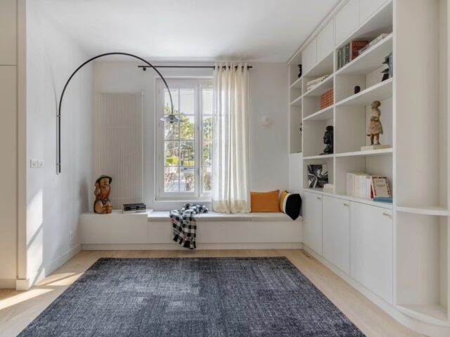 architecte d'intérieur Mathilde Cave rénovation appartement aménagement conception bibliothèque sur-mesure avec banquette espace lecture calme 