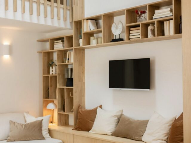 architecture intérieure projet Nomad Eleven bibliothèque sur mesure sous mezzanine coin salon mur TV mobilier en bois niche de rangement banquette 