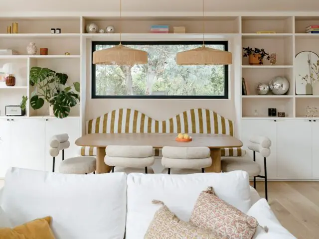 projet architecte d'intérieur Lucie Rouland création bibliothèque sur mesure avec coin repas banquette table meuble bas fermés avec portes et niches mur coloré  