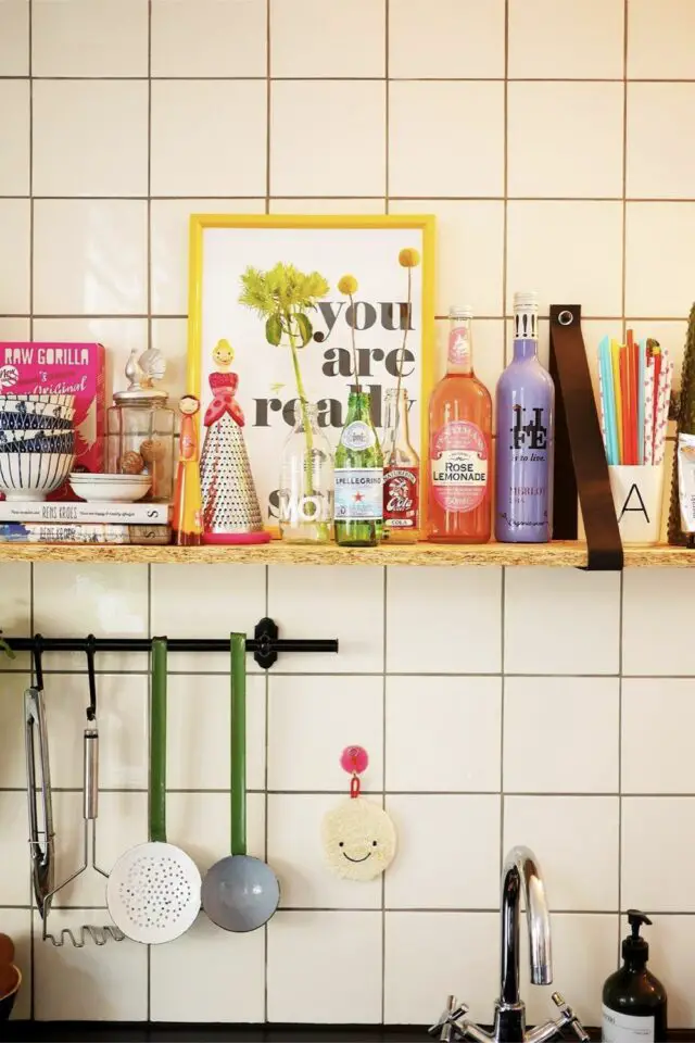 astuce facile pour rendre la cuisine plus chaleureuse étagère ouverte au dessus du plan de travail vaisselle et déco éclectique personnelle 
