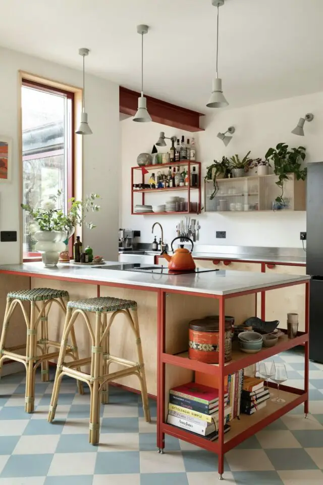 cuisine ouverte plus chaleureuse et conviviale îlot central tabouret et étagère sous plan de travail petites suspensions blanches discrètes 