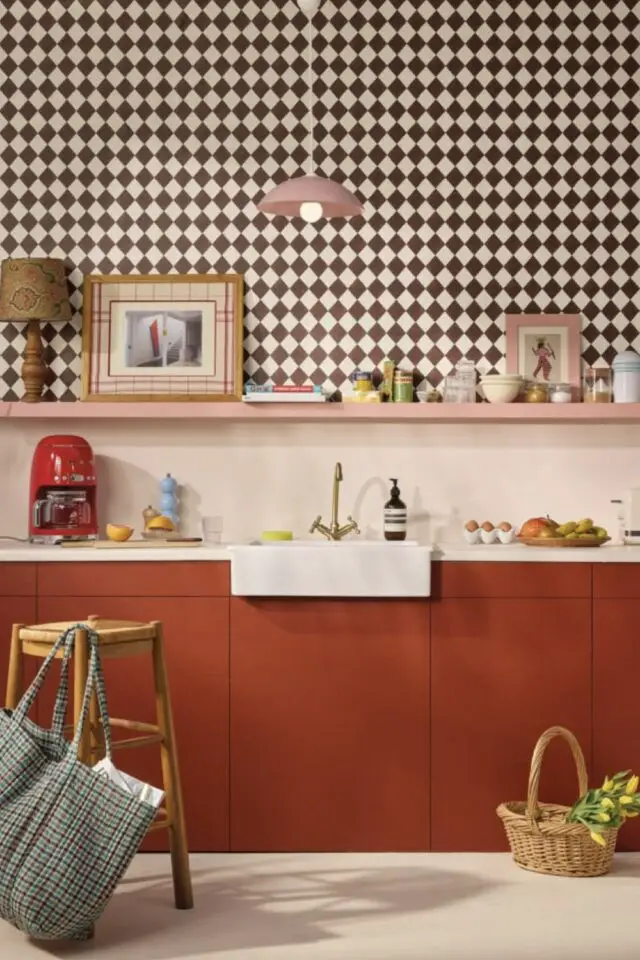 décoration cuisine moderne et chaleureuse papier peint motif contemporain au dessus de la crédence couleur chaude burgundy