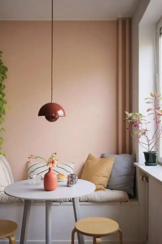 aménagement pour rendre la cuisine plus conviviale et chaleureuse créer un coin repas avec banquette nook moderne suspension design petite table ronde 