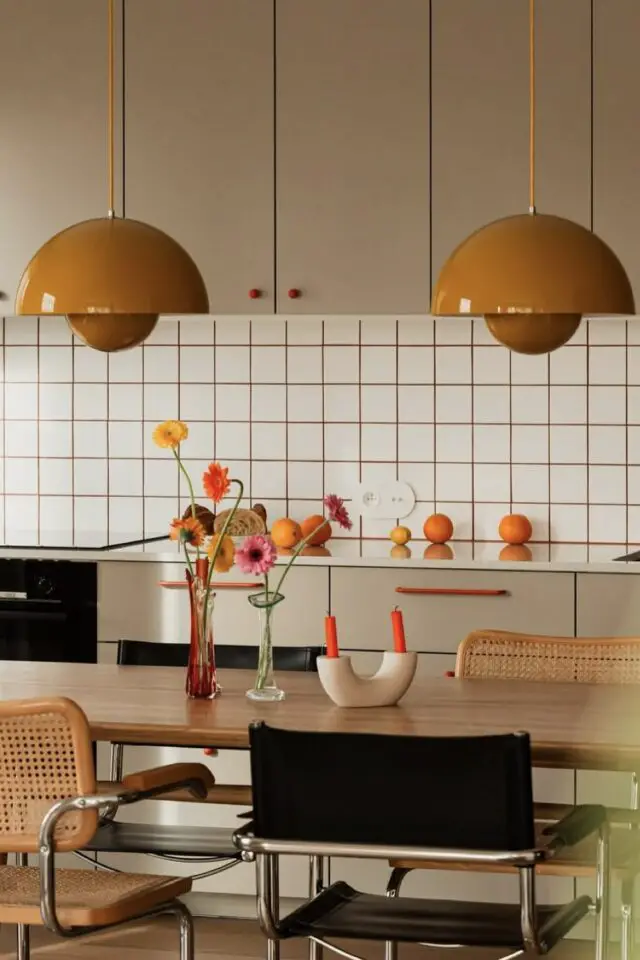 idée rapide à mettre en oeuvre cuisine plus chaleureuse changer les luminaires modèle design coloris jaune moutarde 